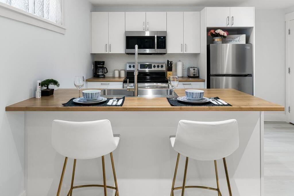 Beautiful 1 Bedroom Apartment - Private Entrance Moncton Dış mekan fotoğraf
