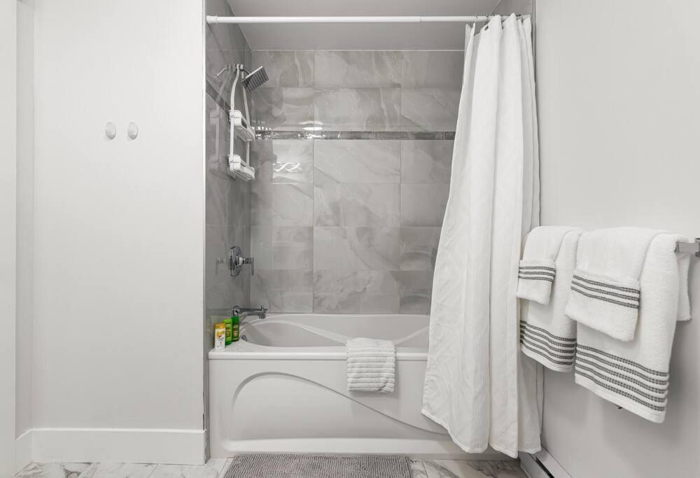 Beautiful 1 Bedroom Apartment - Private Entrance Moncton Dış mekan fotoğraf