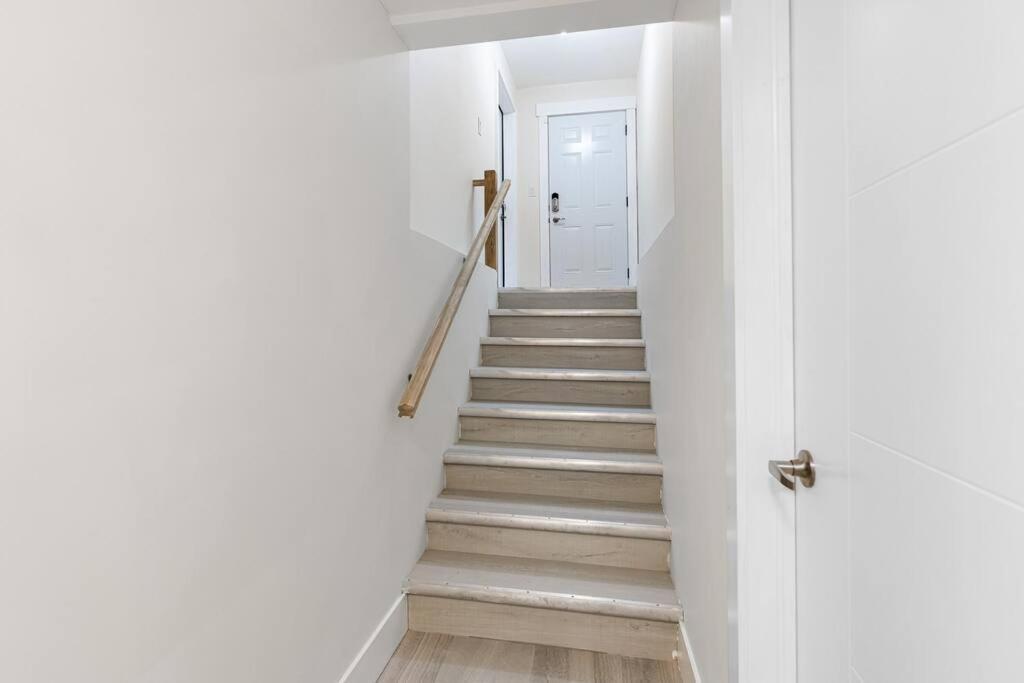 Beautiful 1 Bedroom Apartment - Private Entrance Moncton Dış mekan fotoğraf