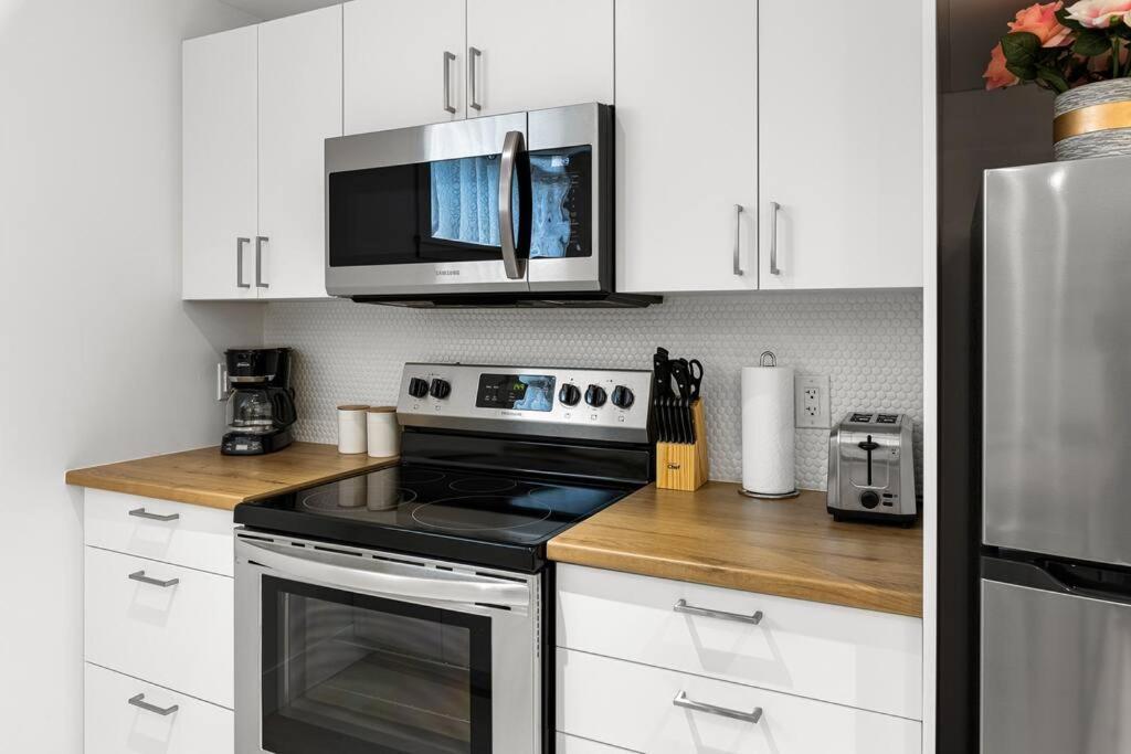 Beautiful 1 Bedroom Apartment - Private Entrance Moncton Dış mekan fotoğraf